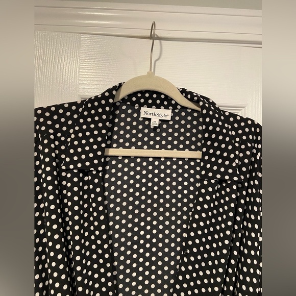 NWOT NorthStyle Size 2X Black Cream Polka Dot 3/4 Sleeve Flowy Wrap Front Blouse - Picture 2 of 10